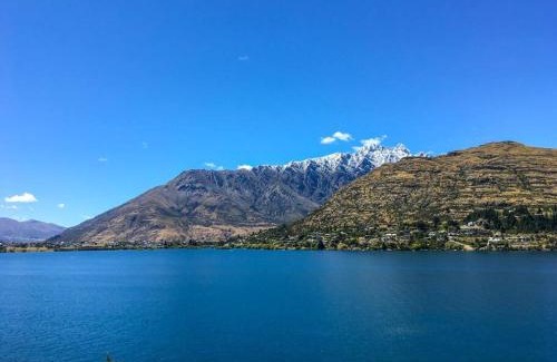 Queenstown Apartment | Luxury Direct Lakefront Apartment