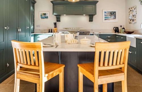 Sibford Gower House | Luxury dog friendly holiday home with large garden in the Cotswolds - Hill View House