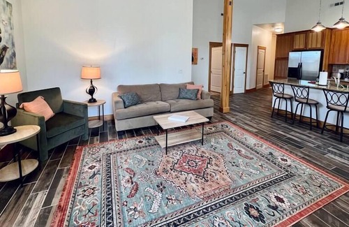 Helena Apartment | Luxury Downtown Condo #C w/desk