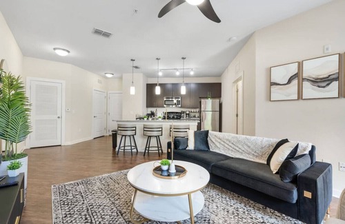 Hyde Park Apartment | Luxury Downtown Haven | Pool, Gym, Free Parking!