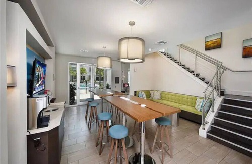 Hyde Park Apartment | Luxury Downtown Haven | Pool, Gym, Free Parking!