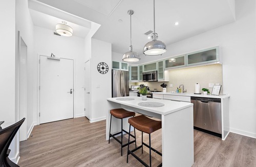 Downtown Kansas City Condo | Luxury Downtown KC Condo w/Free Parking, Gym, King Bed & Massage Chair