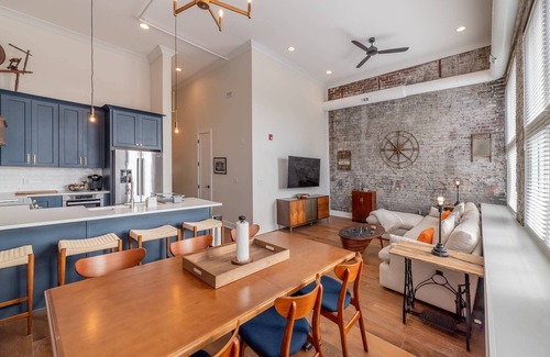 Downtown Knoxville Condo | Luxury Downtown Knoxville Condo 20ft Ceilings, Smart TVs, Walk to Dining, Stadiums Historic Theaters