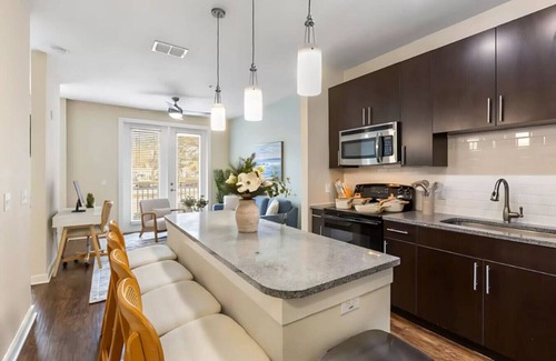 North Hyde Park Apartment | Luxury downtown retreat | Pool, Gym & Free Parking