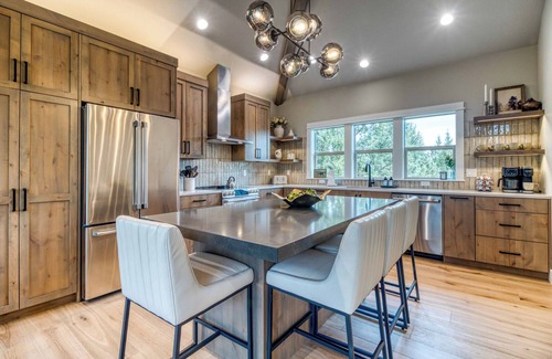 Redmond House | Luxury Eagle Crest Golf Retreat on Fairway - 3 King Suites, Hot Tub, Scenic Deck