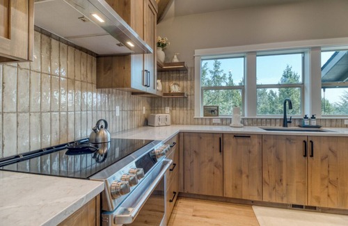 Redmond House | Luxury Eagle Crest Golf Retreat on Fairway - 3 King Suites, Hot Tub, Scenic Deck