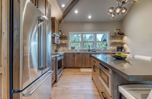 Redmond House | Luxury Eagle Crest Golf Retreat on Fairway - 3 King Suites, Hot Tub, Scenic Deck
