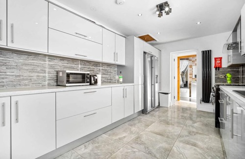 Birmingham House | Luxury Edgbaston House - Garden - Parking