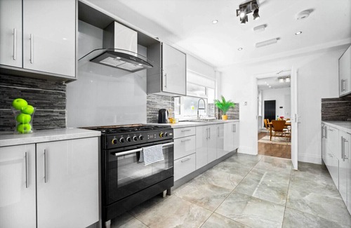 Birmingham House | Luxury Edgbaston House - Garden - Parking