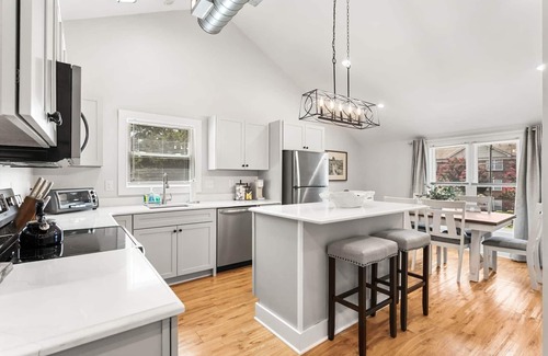 Elon Apartment | Luxury ELON Loft Walk to Elon University Private Deck & Modern