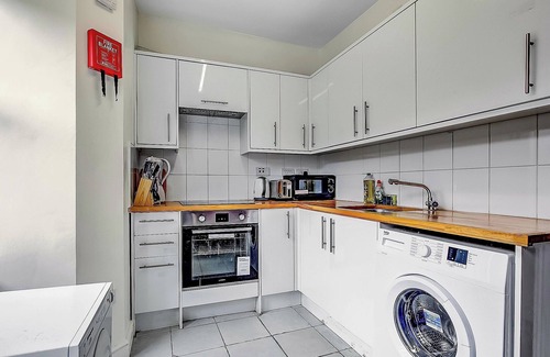 Brixton Hill Apartment | Luxury Ensuite Double Room close to Central London