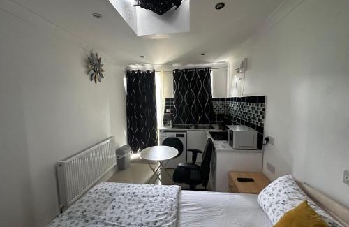 Little Holland House | Luxury Ensuite Studio In Crayford Dartford Bexley London With Full Kitchen And Side Garden Alleyway Entrance