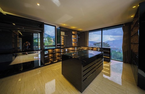 Buenos Aires Villa | Luxury Entertainment Mansion - 6 Bedroom, Heated Pool, Jacuzzi, Gym, Maid/Cook