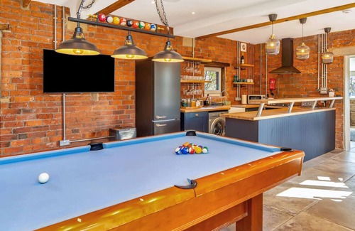 Leeds Apartment | Luxury Escape with Cinema, Pool Table & Darts