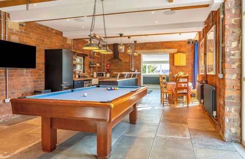 Leeds Apartment | Luxury Escape with Cinema, Pool Table & Darts