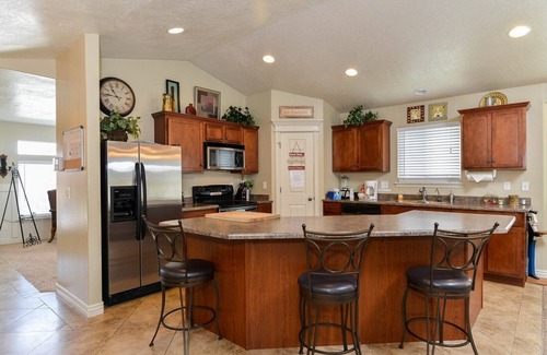 West Valley City House | Luxury Executive Duplex Main Level * Huge Master * Large Kitchen * Fireplace