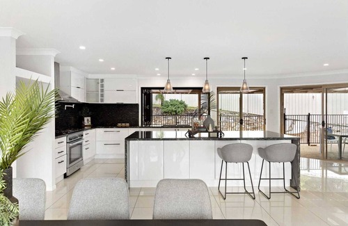 Priestdale House | Luxury Family Escape: 5-Bedroom Home with Pool, near Brisbane's Iconic Sights!