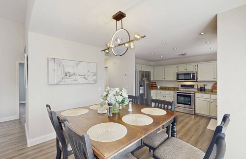 Savannah House | Luxury Family Home with in-ground pool, private washer/dryer, WiFi & Patio