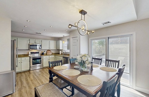 Savannah House | Luxury Family Home with in-ground pool, private washer/dryer, WiFi & Patio