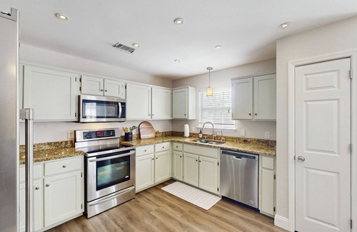 Savannah House | Luxury Family Home with in-ground pool, private washer/dryer, WiFi & Patio
