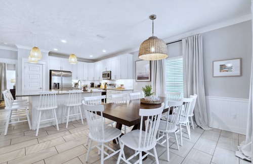 Villages of Crystal Beach House | Luxury Family Retreat - Gated Community - Walk to Beach - Huge Pool - 2 Masters