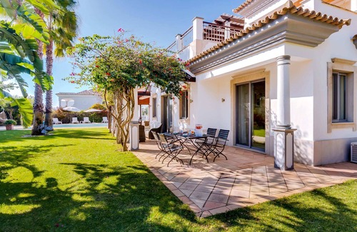 Almancil Villa | Luxury Family Retreat with Private Pool – Quinta do Lago Villa 1039