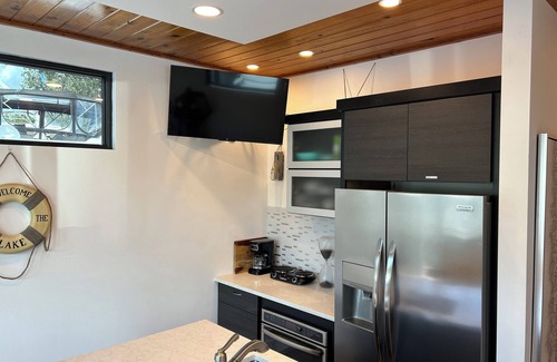 Sanford Boat Rental | Luxury Floating House - Boat Tree Marina on St. John’s River, Sanford