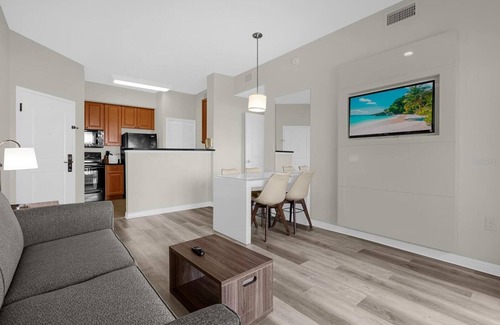 Florida Center Condo | Luxury Fully Equipped Resort Condo 1 Mile from Universal