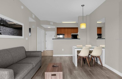 Florida Center Condo | Luxury Fully Equipped Resort Condo 1 Mile from Universal