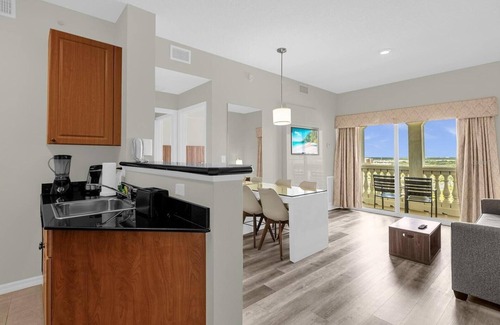Florida Center Condo | Luxury Fully Equipped Resort Condo 1 Mile from Universal
