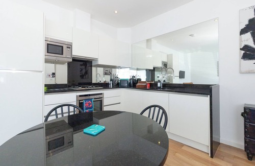 Headington Apartment | Luxury Garden Apt, Two Bed 2 En Suite with Parking