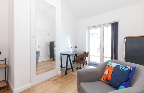 Headington Apartment | Luxury Garden Apt, Two Bed 2 En Suite with Parking