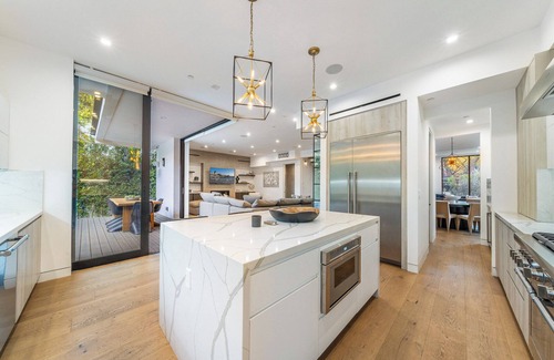 Sherman Oaks House | Luxury Green villa! 6bdr w pool and theatre