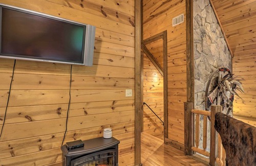 Higden Cabin | Luxury Greers Ferry Cabin w/ Large Deck & Fire Pit