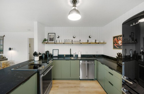 Juneau Apartment | Luxury Harbor Escape | Walk to Food & Fun