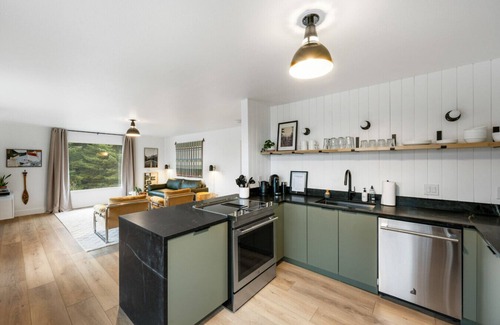 Juneau Apartment | Luxury Harbor Escape | Walk to Food & Fun
