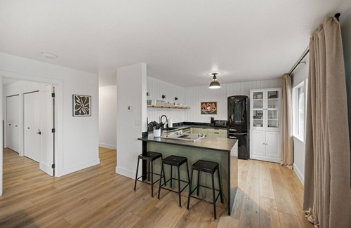 Juneau Apartment | Luxury Harbor Escape | Walk to Food & Fun