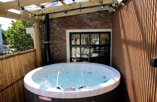 Medemblik Apartment | Luxury Harbour Apartment with Sauna and Jacuzzi