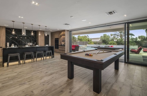 Paradise Valley Village Villa | Luxury High-End Finishes - Pickle ball+ Bball+Putt Putt+Pool+Spa+More