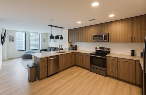 Peachtree Center Apartment | Luxury High-rise 2BR, Pool + Parking Near Mercedes Benz stadium