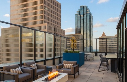 Peachtree Center Apartment | Luxury High-rise 2BR, Pool + Parking Near Mercedes Benz stadium