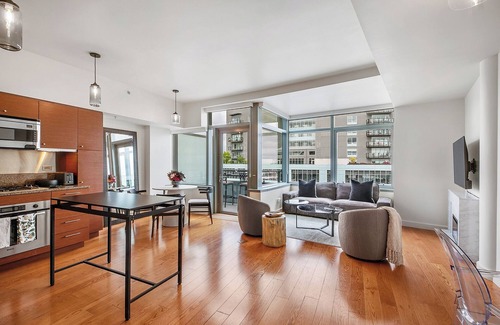 Corbett - Terwilliger - Lair Hill Condo | Luxury high rise condo with river and mountain views, walk to OHSU