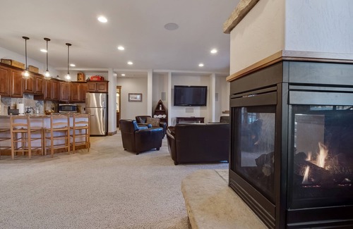 The Highlands House | LUXURY HIGHLANDS HOME! Ten Mile Views, Lake View, Hot tub, Pool table, Foosball