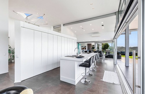 Waiwera Villa | Luxury Hilltop Villa with Breathtaking Views- Perfect for Family Stays & Events