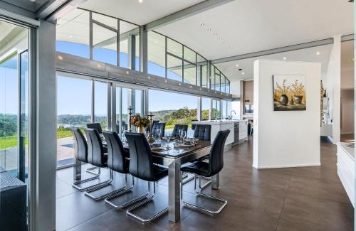 Waiwera Villa | Luxury Hilltop Villa with Breathtaking Views- Perfect for Family Stays & Events