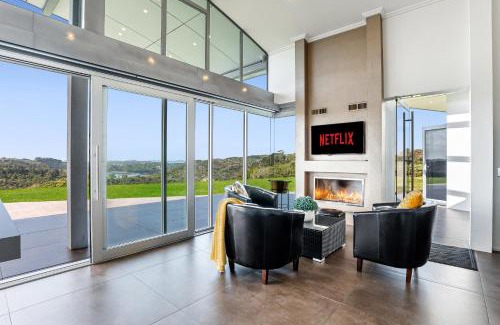 Waiwera Villa | Luxury Hilltop Villa with Breathtaking Views- Perfect for Family Stays & Events