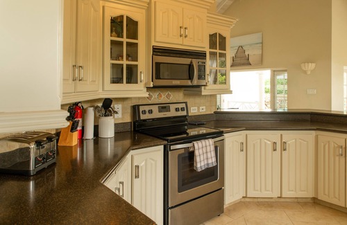 Coverley Villa | Luxury Holiday 3 Bedroom Villa w/private pool & air conditioning. Sleeps 7-9