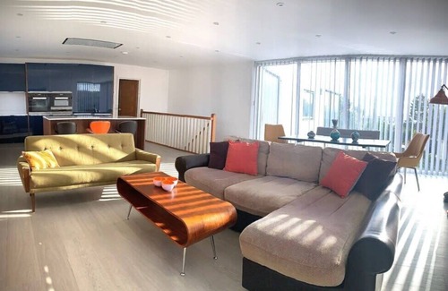 Holywell House | Luxury Holywell Beach House with Hot Tub