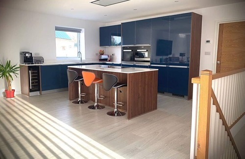 Holywell House | Luxury Holywell Beach House with Hot Tub