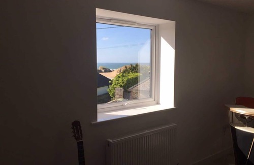 Holywell House | Luxury Holywell Beach House with Hot Tub